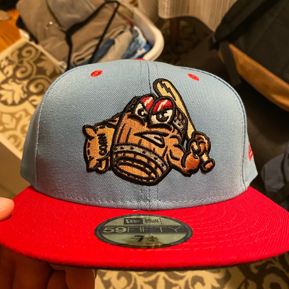 New Era minor league baseball hat. Louisville Bats Mashers. NWT 7 3/4 never worn
